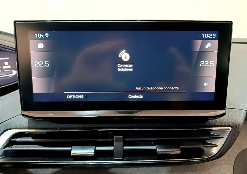Écran tactile central affichant la connexion Bluetooth et la climatisation à 22,5°C dans un Peugeot 3008 noir.