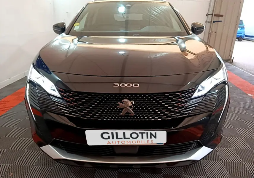 Vue avant frontale du Peugeot 3008 noir 2023 avec calandre distinctive et phares LED allumés.