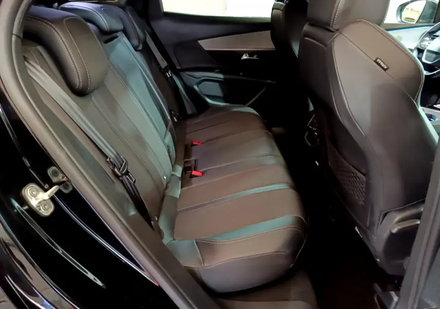 Vue intérieure côté gauche montrant la banquette arrière en cuir noir du Peugeot 3008 GT 2023.