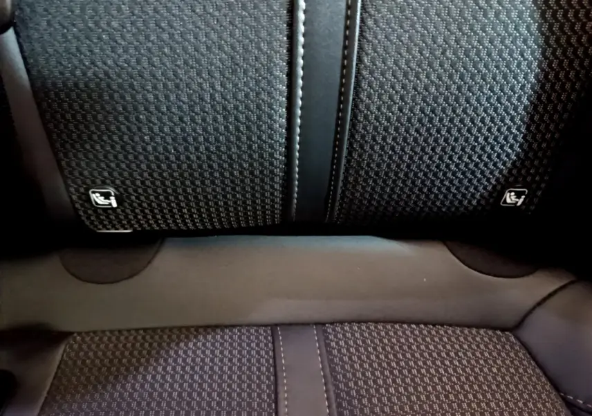 Gros plan sur la banquette arrière noire du Peugeot 3008 2023 avec logos Isofix visibles sur les sièges.