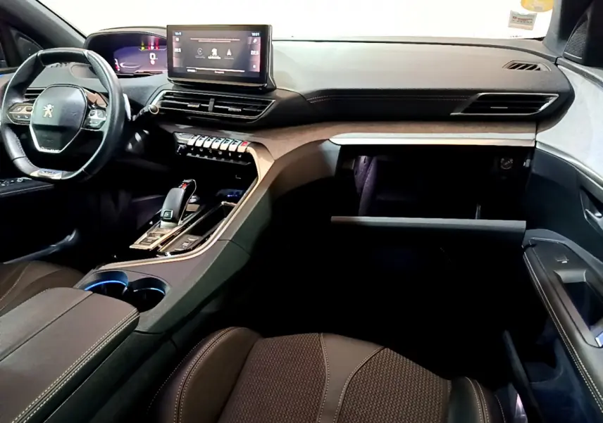 Intérieur du Peugeot 3008 GT 2023 noir, vue côté passager avec tableau de bord et écran tactile central.