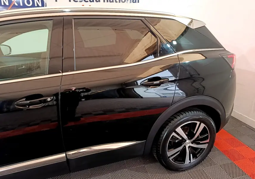 Vue latérale droite du Peugeot 3008 noir 2023 avec toit blanc et jantes alliage distinctives.