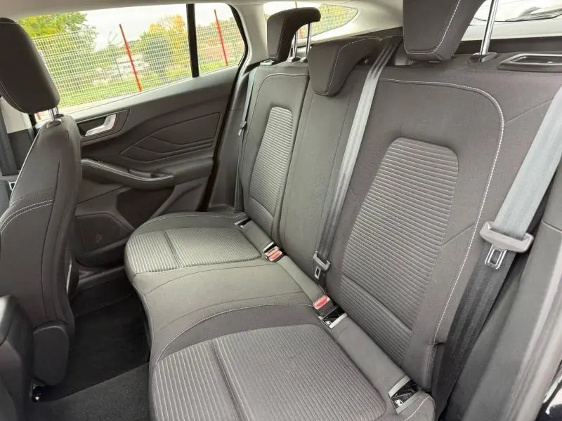 Vue intérieure côté droit des sièges arrière en tissu noir de la Ford Focus SW 1.0 Ecoboost 2023, finition Titanium.