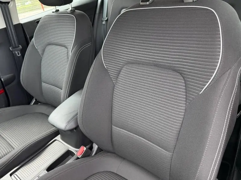 Gros plan sur les sièges avant noirs avec surpiqûres blanches de la Ford Focus SW 1.0 Ecoboost 2023.