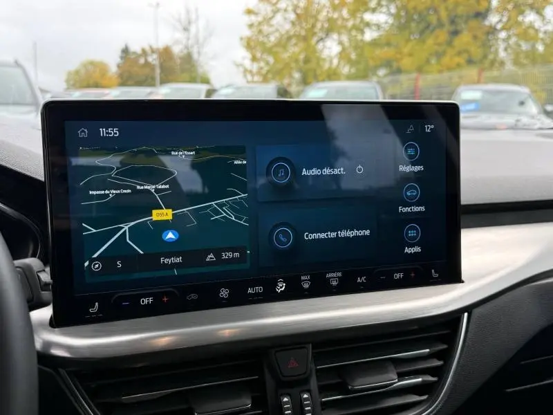 Écran tactile central du tableau de bord de la Ford Focus SW 2023 affichant la navigation et les options multimédia.