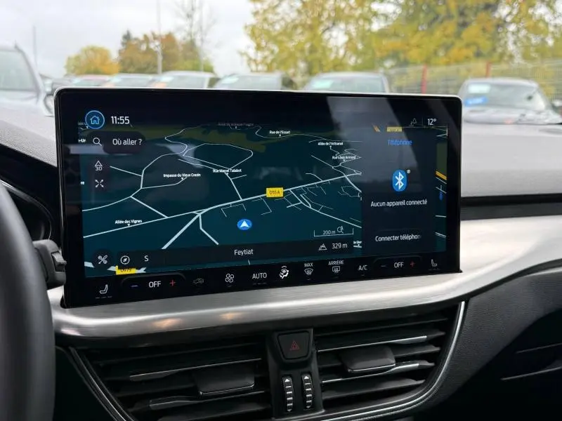 Écran central tactile du tableau de bord de la Ford Focus SW 2023 affichant la navigation et les commandes climatisation.