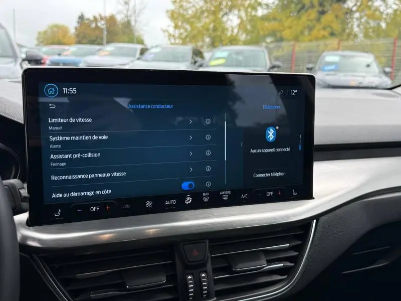 Vue intérieure du tableau de bord de la Ford Focus SW 2023 avec écran tactile affichant les aides à la conduite.