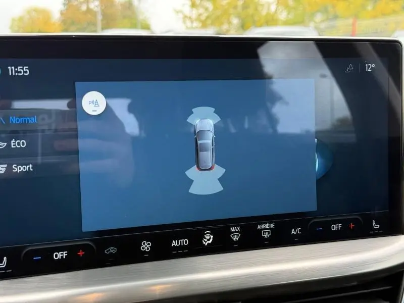 Écran tactile intérieur montrant la vue 360° d'une Ford Focus SW 1.0 Ecoboost Titanium noire, avec commandes climatisation visibles.