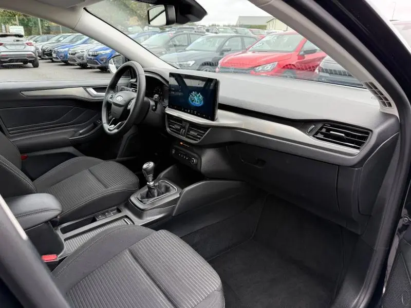 Vue intérieure côté conducteur de la Ford Focus SW 1.0 Ecoboost 125ch Titanium 2023 avec écran tactile et boîte manuelle.