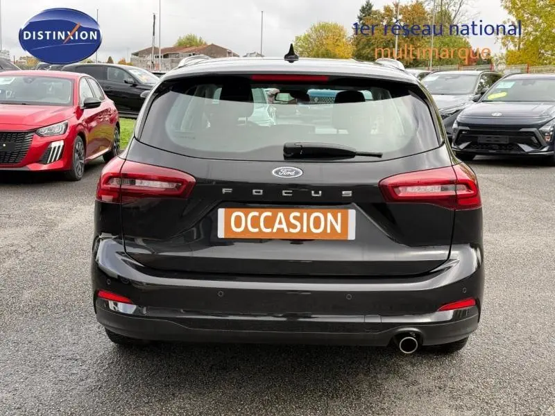 Vue arrière d'une Ford Focus SW 2023 noire Agate métallisé avec badge Focus et plaque "OCCASION" visible.