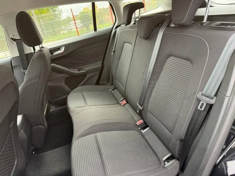 Vue intérieure côté droit des sièges arrière en tissu noir de la Ford Focus SW 1.0 Ecoboost 2023 Titanium.