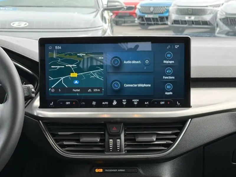 Vue intérieure centrée sur l'écran tactile du tableau de bord de la Ford Focus SW 2023, affichant la navigation et les réglages.