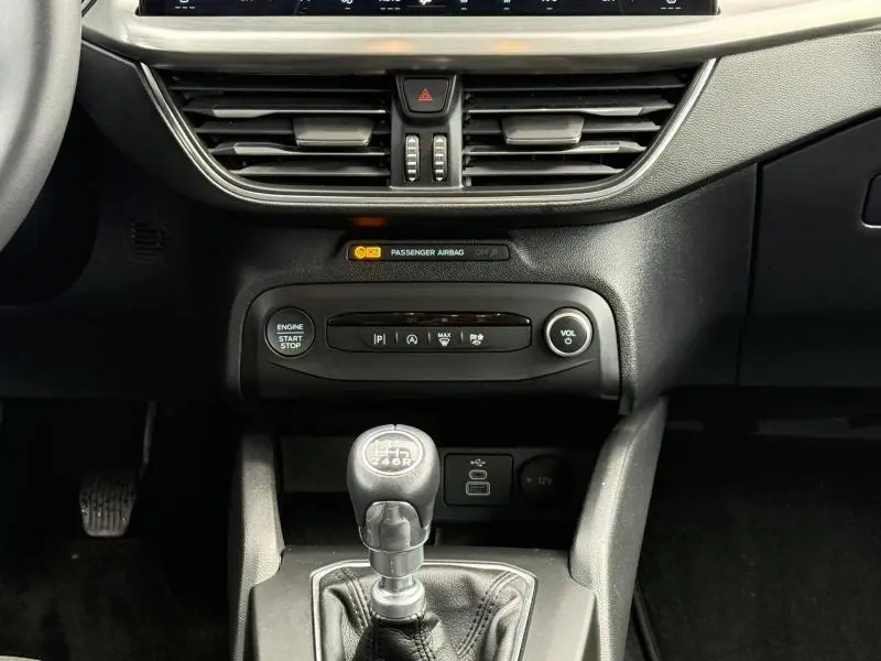 Gros plan sur la console centrale d’une Ford Focus SW 2023, boîte manuelle, avec levier de vitesse et commandes noires.
