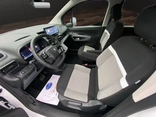 Vue intérieure côté conducteur du Citroën Berlingo blanc 2025, volant cuir multifonctions et écran tactile central.