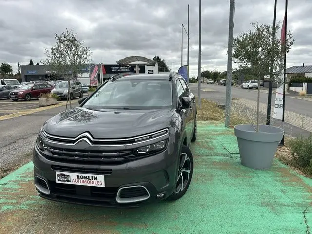 Citroën C5 Aircross marron vue 3/4 avant droit, avec calandre distinctive et jantes noires, stationné en extérieur.