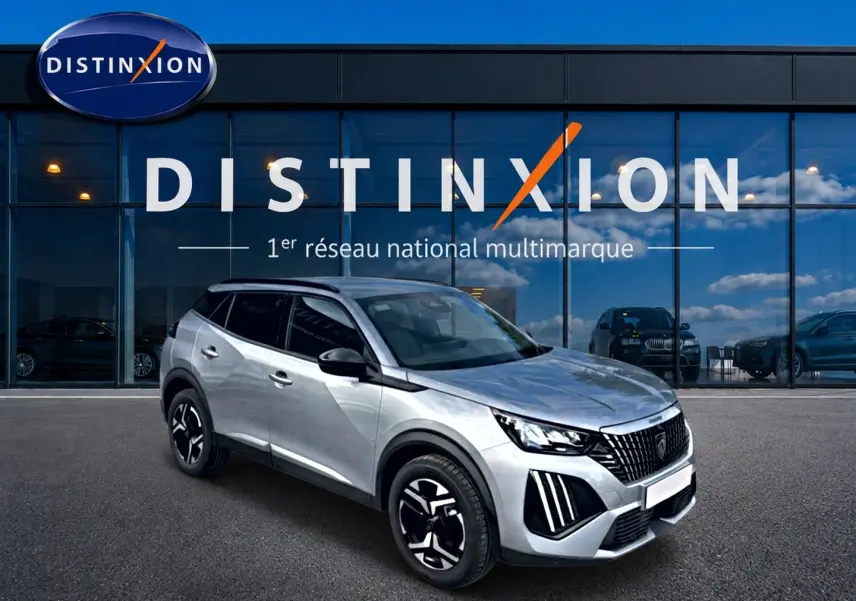 Peugeot 2008 gris Artense en 3/4 avant droit, avec jantes alu et signature lumineuse LED distinctive.