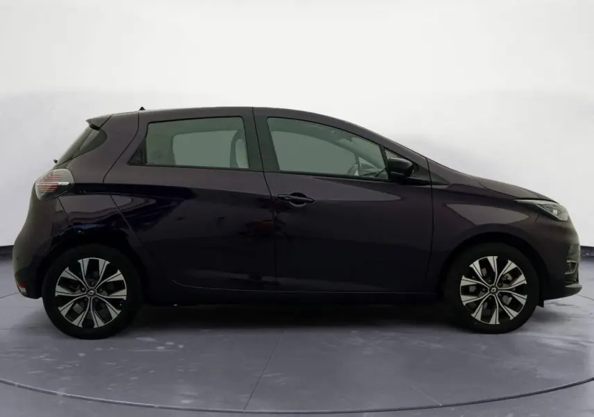 Profil côté gauche de la Renault ZOE E-Tech électrique violet 2022 avec jantes au design bicolore et lignes épurées.