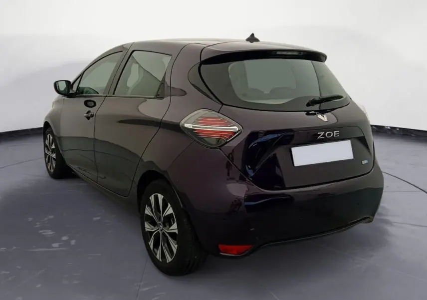 Vue 3/4 arrière droite d'une Renault ZOE E-Tech électrique 2022 violet foncé avec jantes alliage et logo ZOE visible.