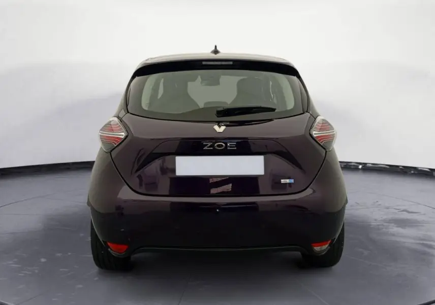 Vue arrière d'une Renault ZOE électrique violet foncé, version E-TECH R110 Evolution 2022, avec feux arrière distinctifs.