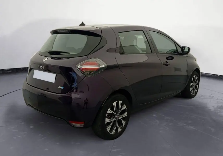 Renault ZOE E-TECH électrique violet en 3/4 arrière droit, avec feux arrière distinctifs et jantes stylisées.
