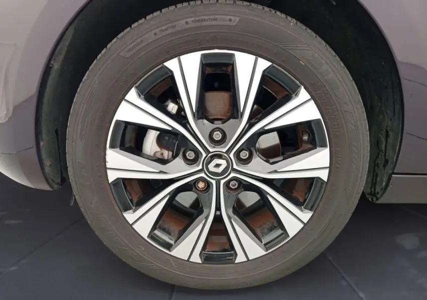 Gros plan sur la roue avant droite d'une Renault ZOE violet 2022 avec jante alliage au design moderne.