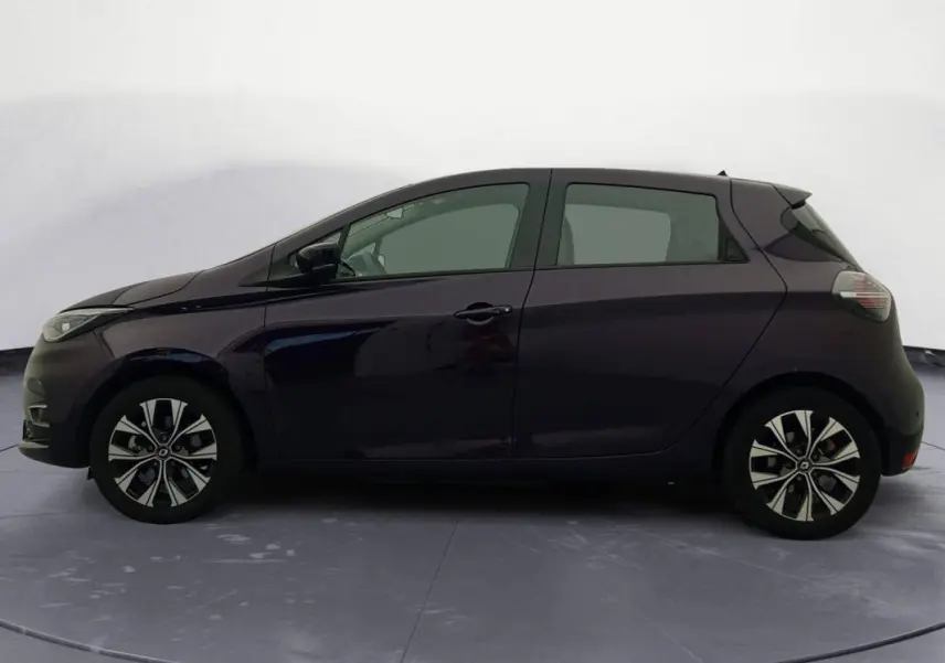 Profil côté gauche de la Renault ZOE E-TECH électrique violet 2022 avec jantes alliage distinctives.
