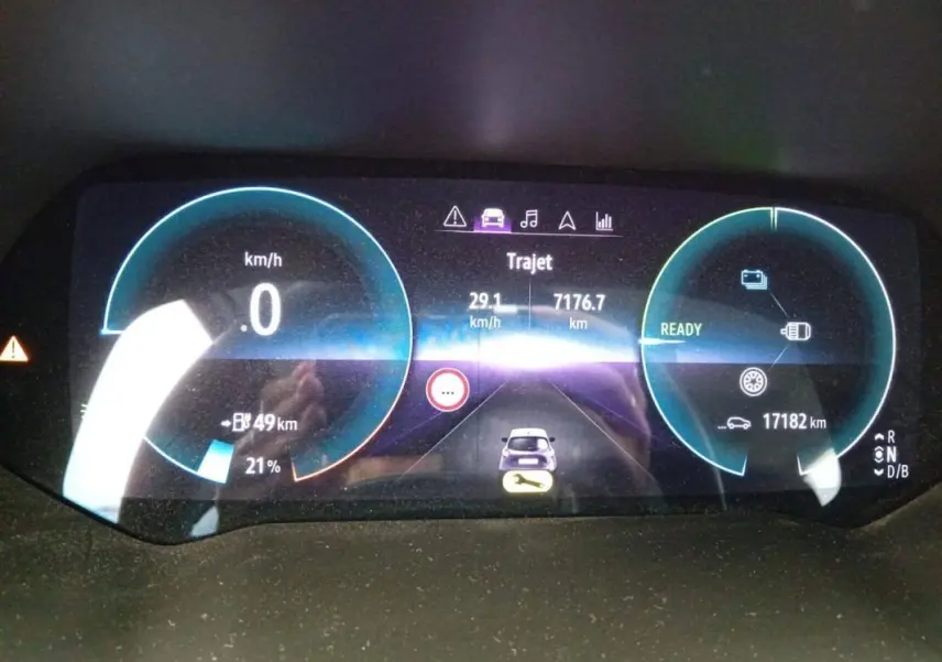 Tableau de bord numérique de Renault ZOE violet 2022, affichant vitesse, autonomie et indicateurs électriques.