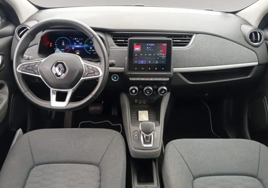 Vue intérieure du tableau de bord et volant de la Renault ZOE E-Tech électrique 2022 avec écran tactile central et sellerie grise.