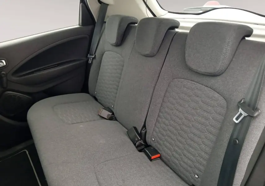 Vue intérieure du siège arrière gris foncé de la Renault ZOE E-Tech électrique 2022, avec appuie-têtes et ceintures visibles.