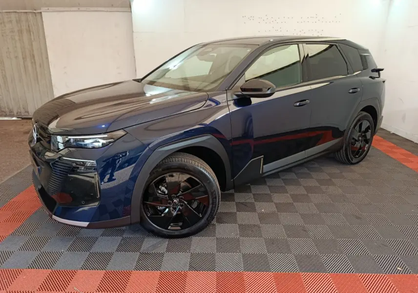 Citroën C5 Hybride bleu en 3/4 avant droit, avec jantes noires brillantes et lignes anguleuses modernes.