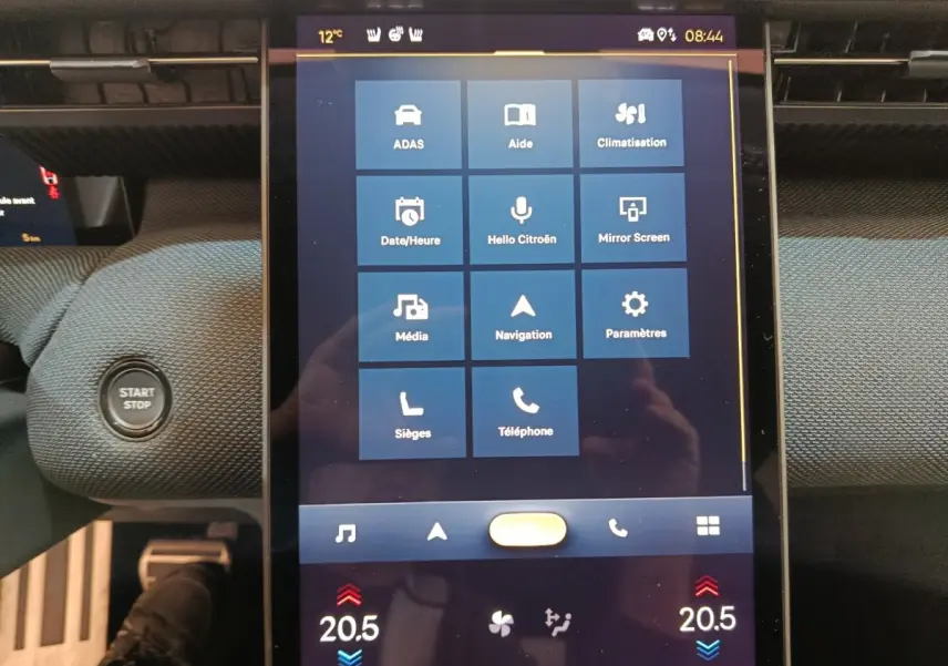 Vue rapprochée de l’écran tactile central du tableau de bord du Citroën C5 Hybride 2026 avec menu multifonctions affiché.