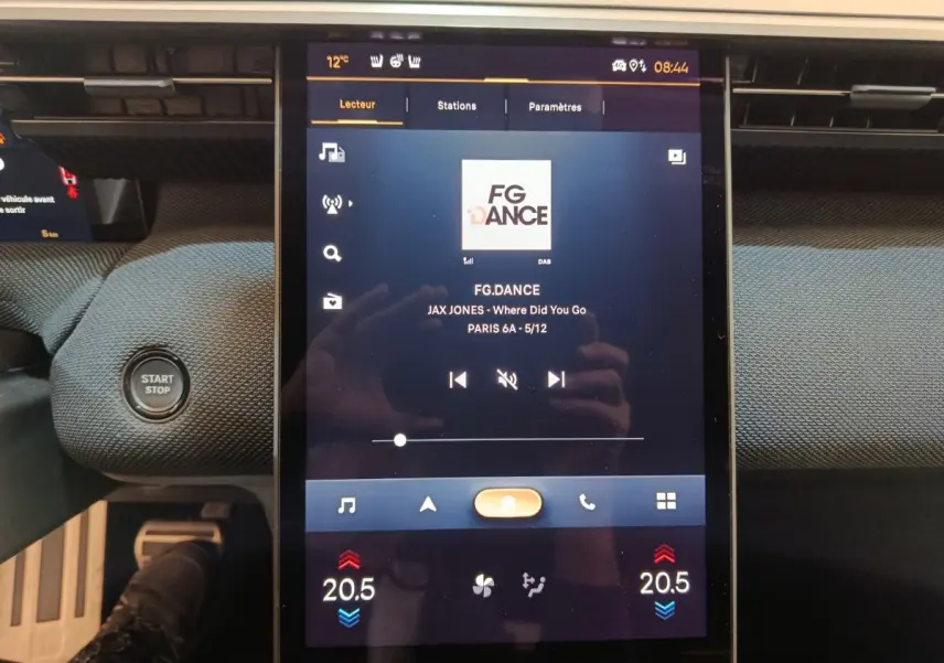 Écran tactile central de la Citroën C5 Hybride 2026 affichant la radio FG.DANCE, bouton start/stop à gauche.