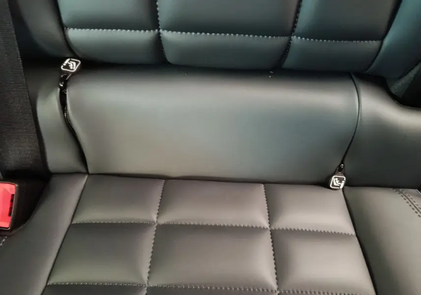 Gros plan sur la banquette arrière en cuir noir du Citroën C5 Hybride 2026, avec attaches Isofix visibles.