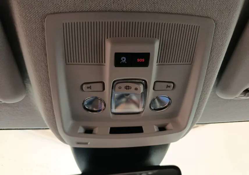 Vue en contre-plongée du plafonnier intérieur gris avec boutons de commande et alerte SOS du Citroën C5 hybride.
