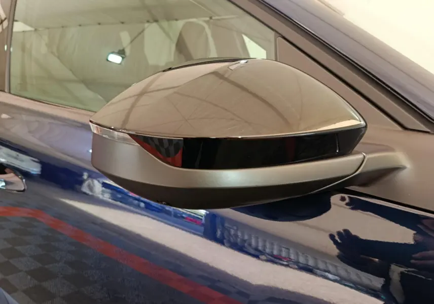 Gros plan sur le rétroviseur côté droit gris métallisé d'une Citroën C5 hybride bleu brillant, reflet intérieur visible.