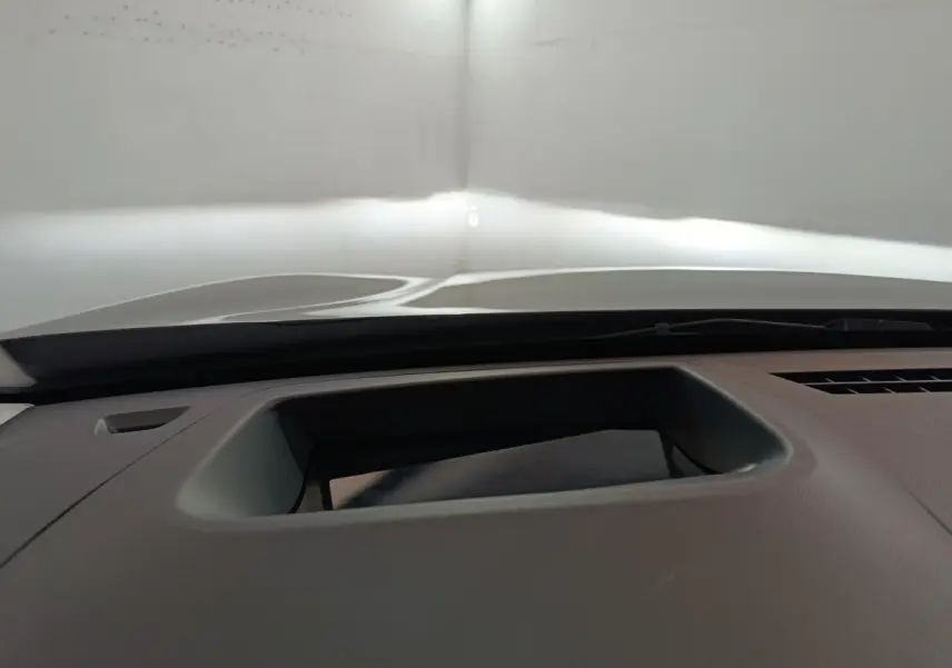 Détail du tableau de bord gris du Citroën C5 Hybride 2026 vu de l'intérieur, avec écran multifonctions encastré.