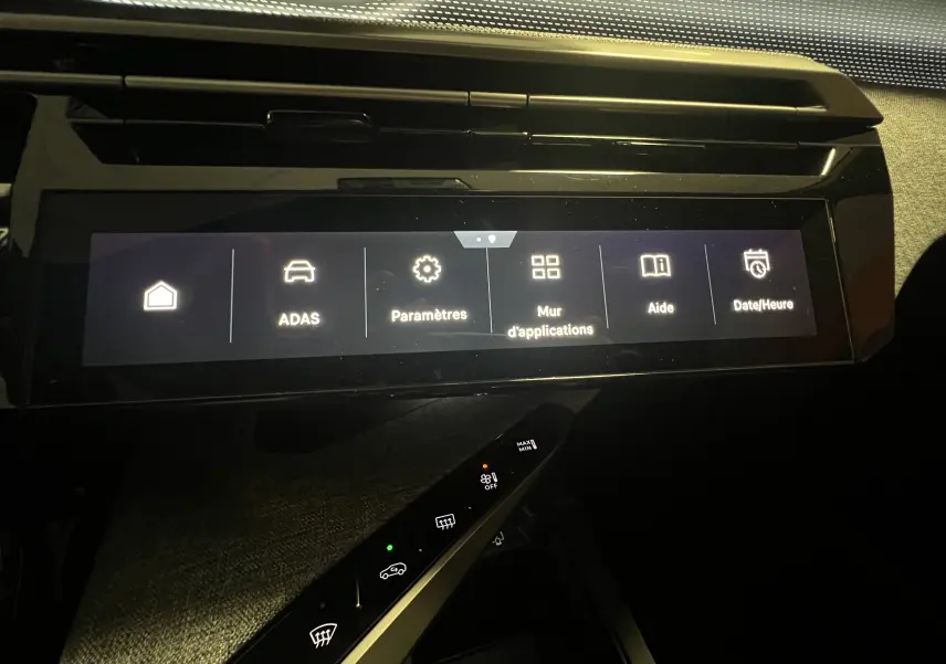Écran tactile central du Peugeot 5008 noir 2025 affichant les menus ADAS, paramètres et aide dans l'habitacle.