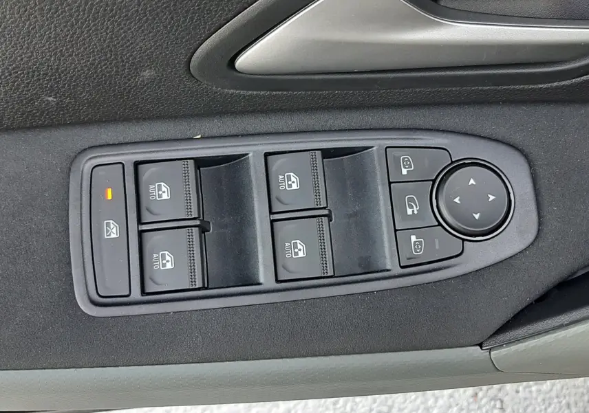 Panneau de commandes des vitres et rétroviseurs côté conducteur du Dacia Duster 1.6 Hybrid 2025, intérieur gris.