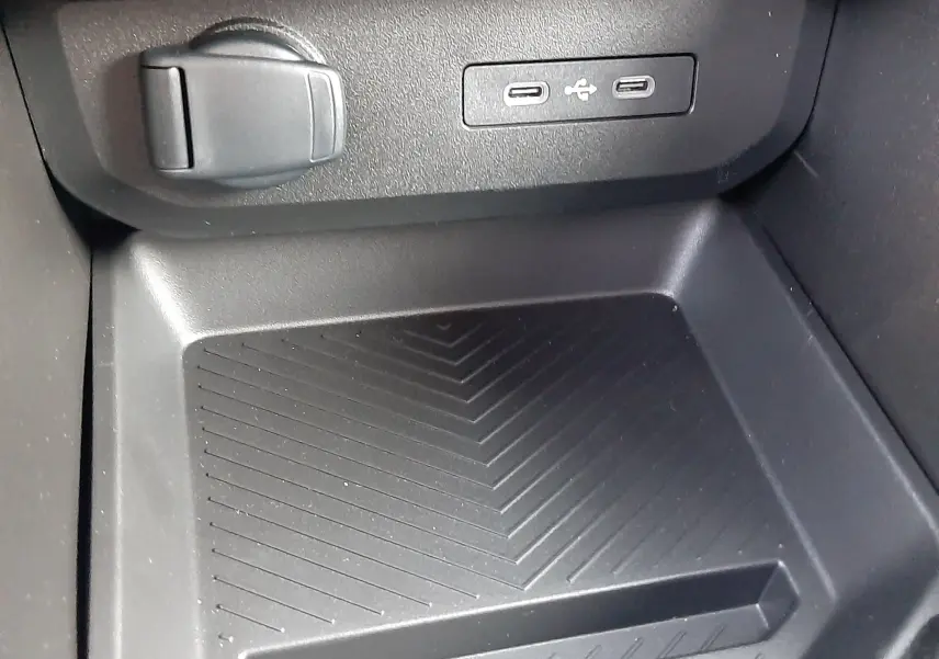Détail intérieur montrant la prise 12V et deux ports USB-C du Dacia Duster Sandstone 2025 côté console centrale.