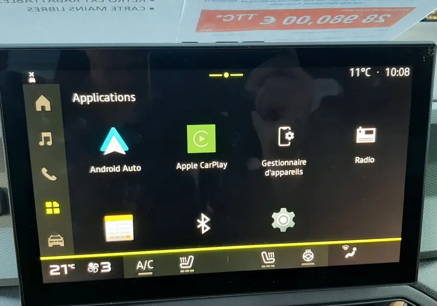Écran tactile central du tableau de bord du Dacia Duster 1.6 Hybrid 140ch Extreme, affichant les applications connectées.