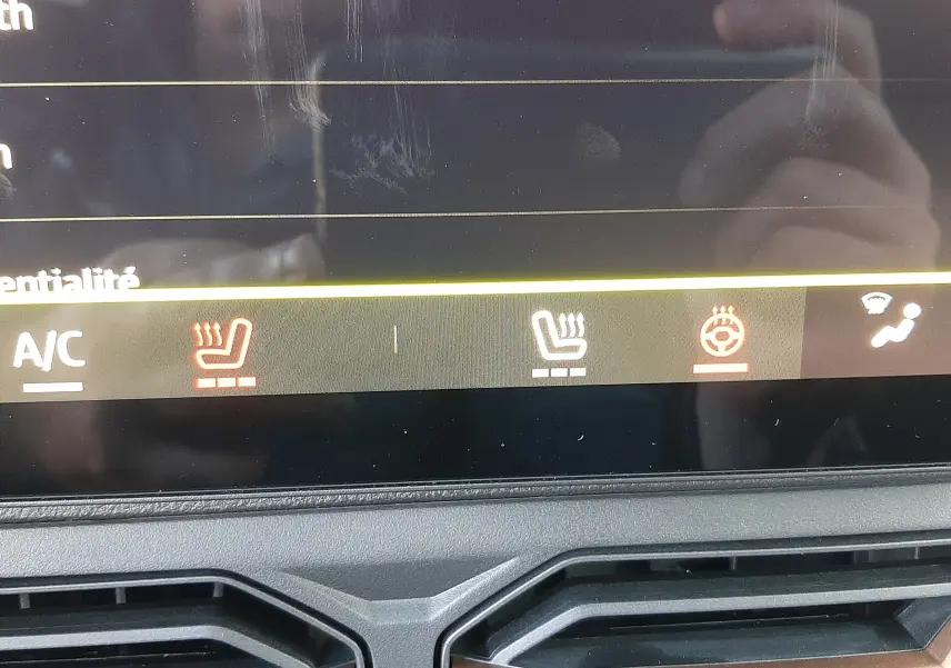 Dacia Duster 1.6 Hybrid 140ch Extreme couleur Sandstone vu de face, mettant en valeur la calandre et les phares LED.