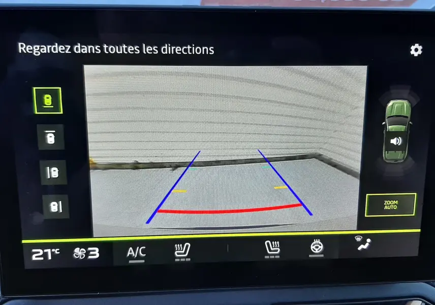 Affichage de la caméra 360° du Dacia Duster 1.6 Hybrid 140ch Extreme, vue arrière avec lignes de guidage colorées.