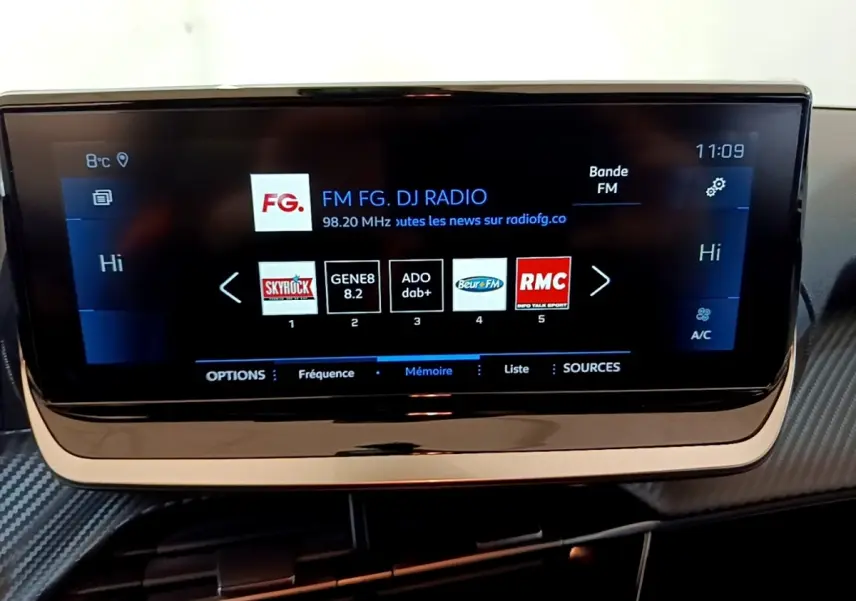 Écran tactile central de 17,8 cm affichant les stations radio dans l’habitacle d’une Peugeot 208 jaune.