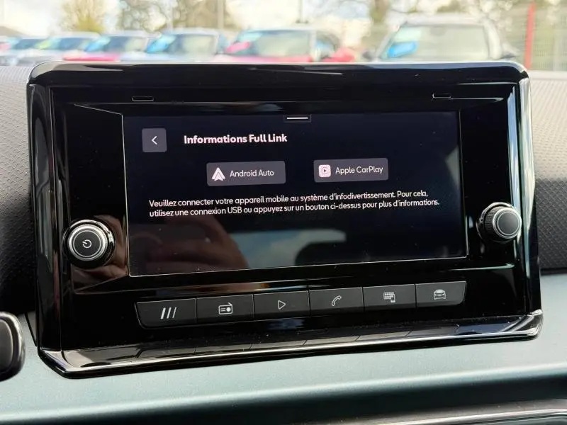 Vue intérieure du tableau de bord du SEAT Arona 2025, écran tactile affichant les options Android Auto et Apple CarPlay.
