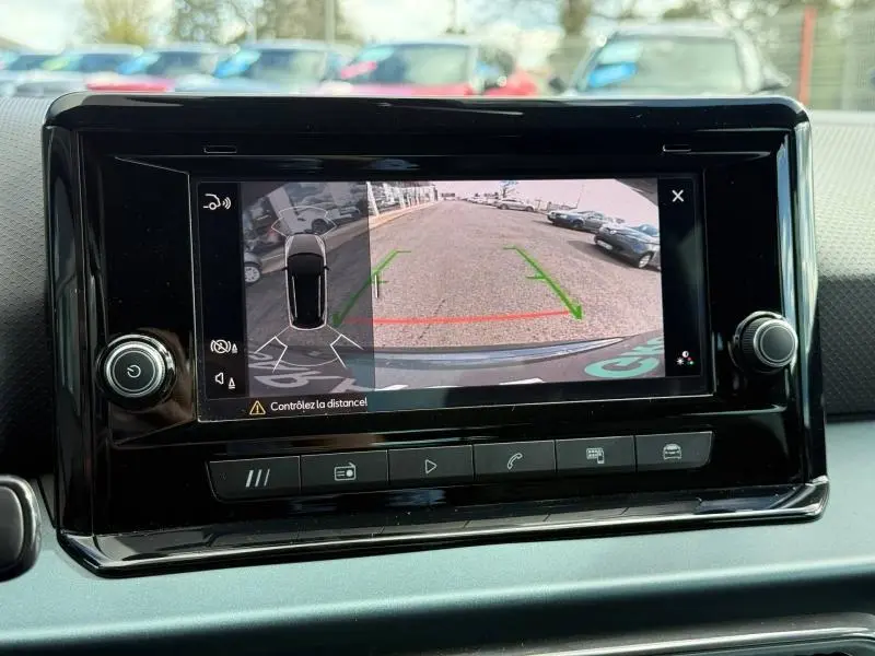 Vue arrière en caméra de recul du SEAT Arona 2025 bleu saphir métal avec toit blanc candy, affichage tableau de bord.