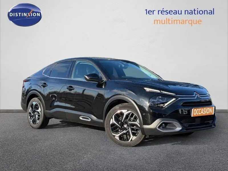 Citroën C4 X noir vue 3/4 avant droit, avec signature lumineuse distinctive et jantes alliage modernes.