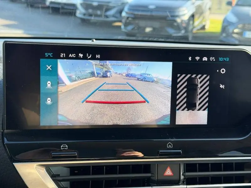 Affichage de la caméra de recul du Citroën C4 X noir 2024, vue arrière avec lignes de guidage sur l'écran tactile.