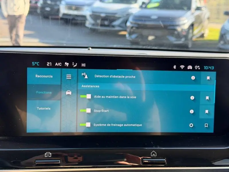 Écran tactile intérieur du Citroën C4 X 2024 affichant les aides à la conduite et la détection d’obstacle.