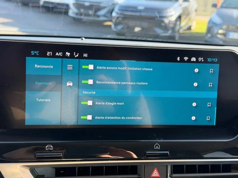 Écran tactile intérieur du Citroën C4 X 2024 affichant les réglages d’alerte sécurité, vue frontale rapprochée.
