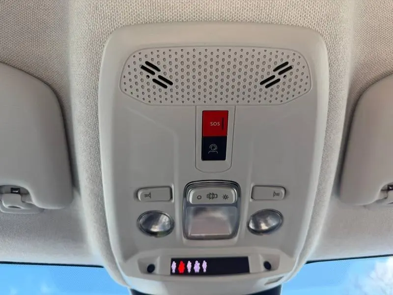 Vue en gros plan du plafonnier intérieur gris clair du Citroën C4 X 2024 avec bouton SOS rouge et éclairage LED.